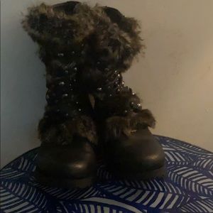 Black leather boots / faux fur with beads